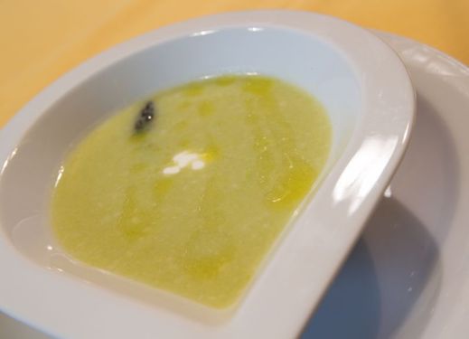 Krémová chřestová polévka s nočkem zakysané smetany.
