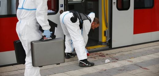 Vyšetřování po útoku na nádraží Grafing u Mnichova.
