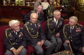 Setkání veteránů druhé světové války. Zleva František Fajtl, Alois Šiška, Václav Djačuk, Stanislav Hlučka a František Peřina.