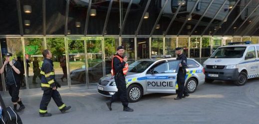 Na snímku jsou policisté před hlavním nádražím v Praze.