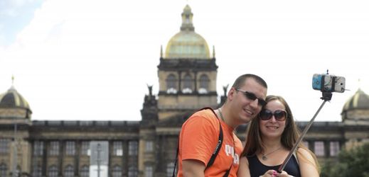 Společný snímek turistů před Národním muzeem na Václavském náměstí v centru Prahy.