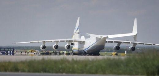 Na pražském Letišti Václava Havla přistál největší letoun světa Antonov An-225 Mrija.
