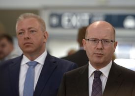 Předseda vlády Bohuslav Sobotka (vpravo) a ministr vnitra Milan Chovanec (vlevo) se setkali s vedením pražského Letiště Václava Havla.