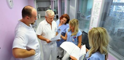 Lékaři a sestry diskutují v zrekonstruovaném cerebrovaskulárním centru, které otevřela Fakultní nemocnice Brno. Zařízení bylo stavebně upraveno a vybaveno novou technikou, celkem asi za 50 milionů korun.