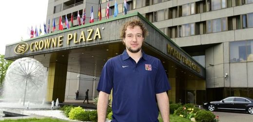 Hokejista Jan Kovář pózuje fotografovi před hotelem