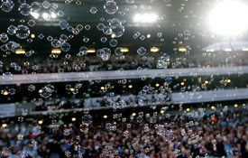 Bubliny nad hřištěm West Hamu létaly po celý zápas.