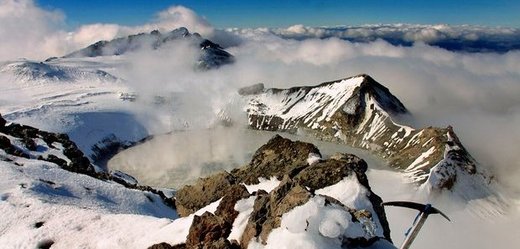 Ruapehu, v překladu hlučná díra, nejvyšší aktivní sopka na Novém Zélandu.