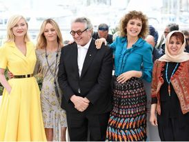Snímek z 69. ročníku filmového festivalu v Cannes. Zleva Kirsten Dunst, Vanessa Paradis, George Miller a Valeria Golino.