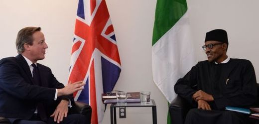 Nigerijský prezident Buhari (vpravo) spolu s britským premiérem Cameronem.