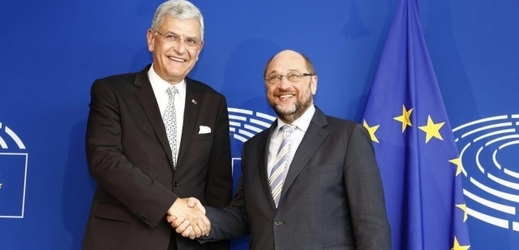 Turecký ministr pro evropské záležitosti Volkan Bozkir (vlevo) s předsedou EP Martinem Schulzem.