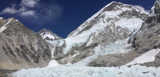 Loni na Mount Everest nesměl nikdo. Letos dostalo povolení 289 lezců.