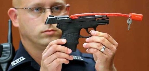 Zbraň, kterou Zimmerman zastřelil neozbrojeného černocha Trayvona Martina.
