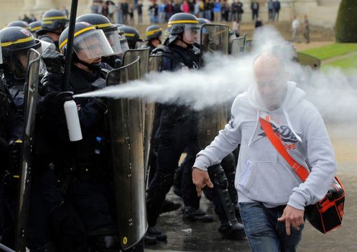 Protesty se odehrály v relativním klidu, policie ale proti radikálnějším demonstrantům použila slzný plyn.