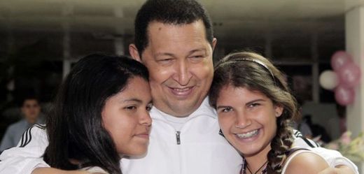 Hugo Chávez s vnučkou (vlevo) a dcerou (vpravo).