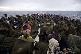 Afričtí migranti na palubě lodi belgického námořnictva.