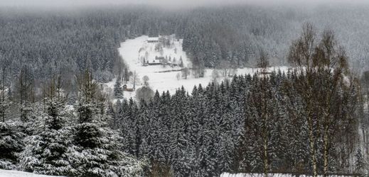 V horských oblastech Královéhradeckého kraje napadlo 26. dubna několik centimetrů mokrého sněhu. Na snímku je pohled na údolí řeky Labe před Špindlerovým Mlýnem (ilustrační foto).