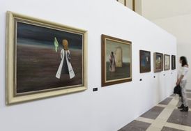 V Zámecké jízdárně jsou mezi téměř 250 exponáty zastoupeny práce takových osobností, jako Jindřich Štyrský, Toyen (na snímku), Josef Šíma a Karel Teige.
