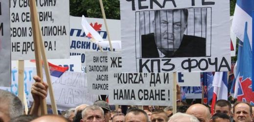 Demonstrace proti bosenskosrbeskému prezidentovi.