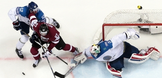 Hokejisté Kazachstánu prohráli souboj s Lotyšskem a sestupují z elitní skupiny.