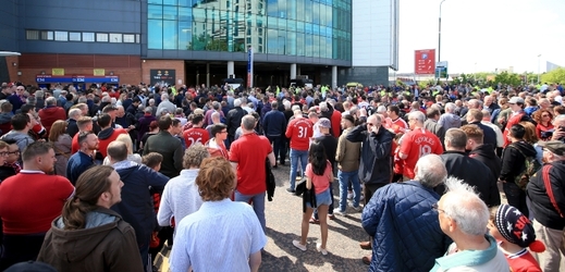 Kvůli bezpečnostní hrozbě bylo odloženo utkání posledního kola anglické fotbalové ligy mezi Manchesterem United a Bournemouthem. 