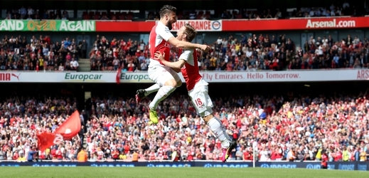 Fotbalisté Arsenalu si díky výhře nad Aston Villou zajistili druhé místo v tabulce Premier league.