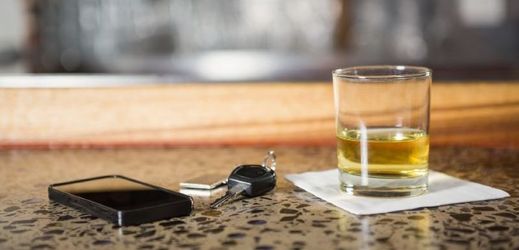 Alkohol za volant nepatří (ilustrační foto).