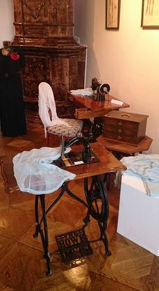 Na snímku zrestaurovaný šicí stroj z druhé poloviny 19. století.