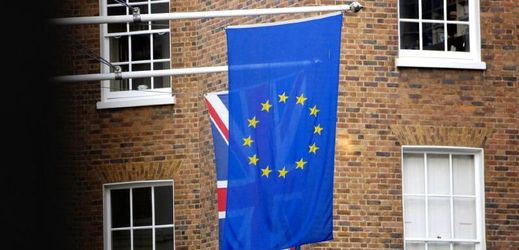 Vlajky EU (v popředí) a Velké Británie. 