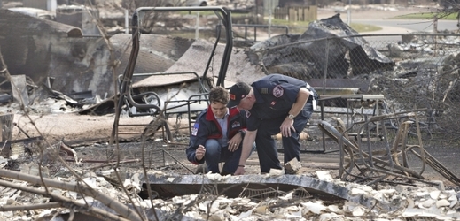 Kanadský premiér Justin Trudeau (vlevo) a šéf požárníků Darby Allen prohlížejí devastaci po požáru ve městě Fort McMurray.