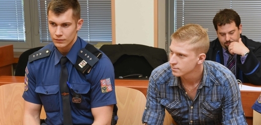 Michala Bejra (vpředu vpravo) soud za pokus o vraždu třináctiletého chlapce, bratra jeho bývalé přítelkyně, kterou znásilnil, poslal na sedmnáct let vězení.