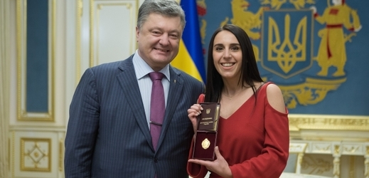 Prezident Porošenko s ukrajinskou zpěvačkou Džamalou.