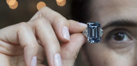 Diamant Oppenheimer Blue má v přepočtu cenu téměř 1,1 miliardy dolarů.