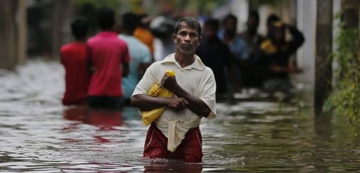 Sesuvy půdy na Srí Lance způsobily záplavy.