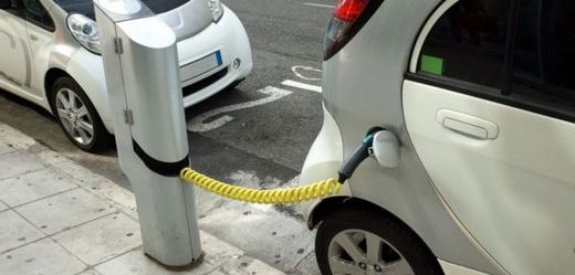 Kupcům nových čistě elektrických aut stát vyplatí čtyři tisíce eur (ilustrační foto).