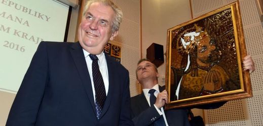 Prezident Miloš Zeman zahájil třídenní návštěvu Olomouckého kraje. Setkal se se členy zastupitelstva a dostal dary, včetně obrazu Karla IV.