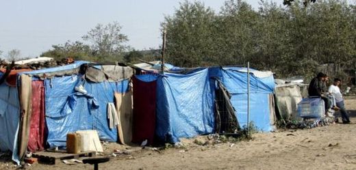 UNHCR pro uprchlíky obstarává kolem sedmdesáti tisíc stanů a asi dva miliony plachet. 