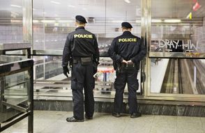 Policejní hlídka nasazená po atentátech v přestupní stanici metra.