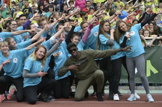 Usain Bolt a jeho typické vítězné gesto.