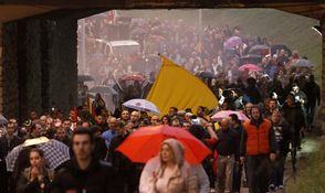 Protestní pochod s barevnými deštníky.