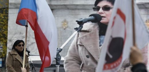 Advokátka Klára Samková při protestním shromáždění proti imigraci.