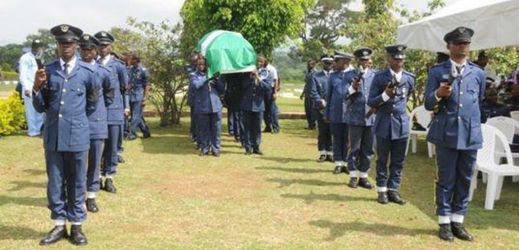 Pohřeb nigerijského pilota.