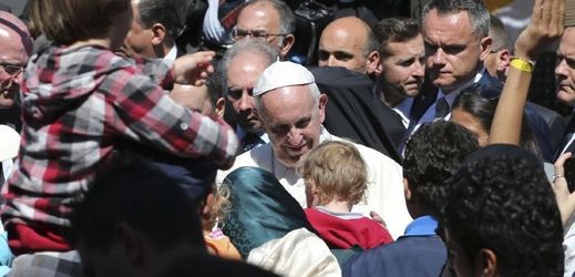Papež s uprchlíky (ilustrační foto).