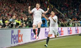 Fotbalisté Sevilly slaví gól v síti Liverpoolu