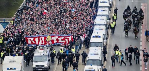 Pochod fanoušků Slavie za přítomnosti policie.