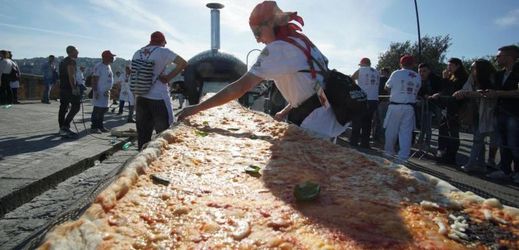 Na výrobě nejdelší pizzy na světě se podílelo 200 kuchařů.