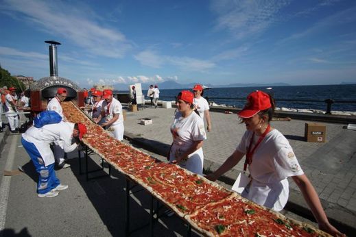 Italským kuchařům se podařilo vytvořil pizzu o délce 1858,88 metru.