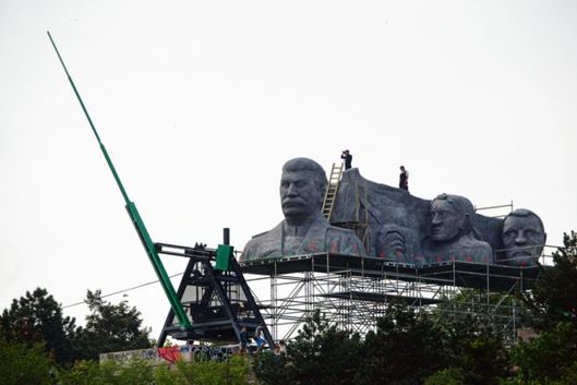 Filmaři vyrobili skoro šest metrů vysokou Stalinovu hlavu.