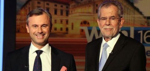 Kandidát Svobodné strany Rakouska Norbert Hofer (vlevo) a Kandidát Zelených Alexander Van der Bellen.