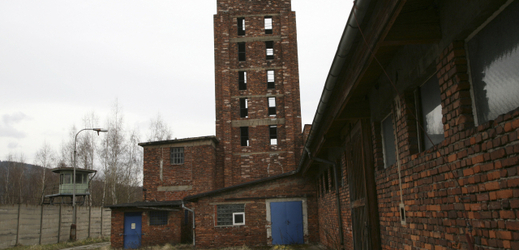 "Věž smrti" - někdejší třídička uranu v bývalém táboře nucených prací Vykmanov (snímek z roku 2008).
