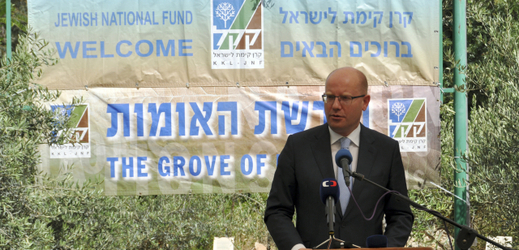 Český premiér Bohuslav Sobotka vystoupil s projevem v Háji národů nedaleko Jeruzaléma, kde zasadil strom. 